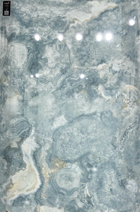 AZUL ONYX In a room