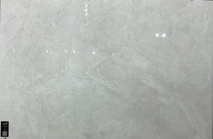 FIORITO BIANCO In a room