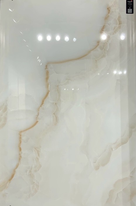 HONEY ONYX In a room