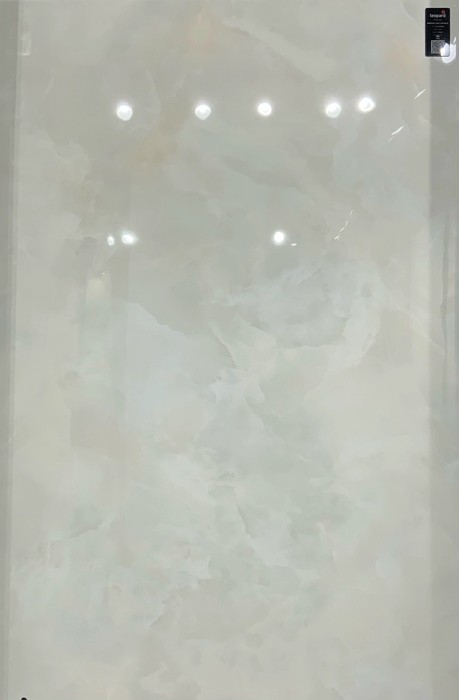 IMPIRIAL ONYX BIANCO In a room