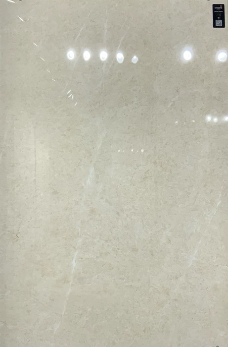 SELENE CREMA In a room