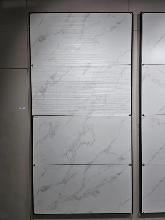 LINIAR_CALACATTA RIO WHITE DECORE In a room