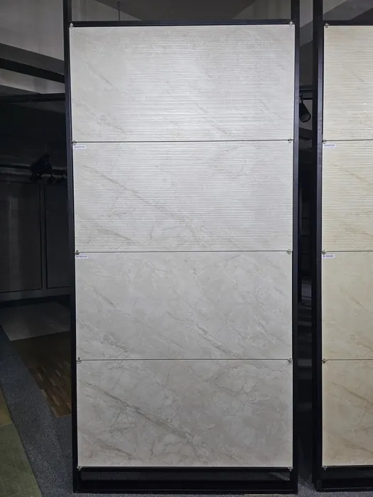 LINIAR_FINDER-SILVER DECORE In a room