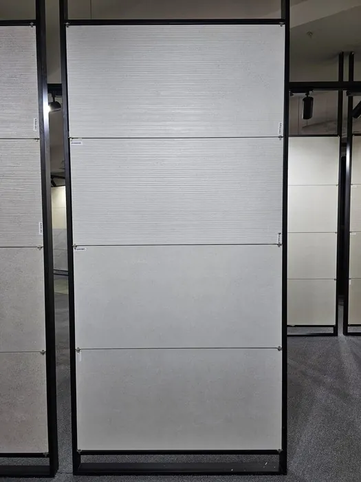 LINIAR_NURHAK BIANCO DECORE In a room
