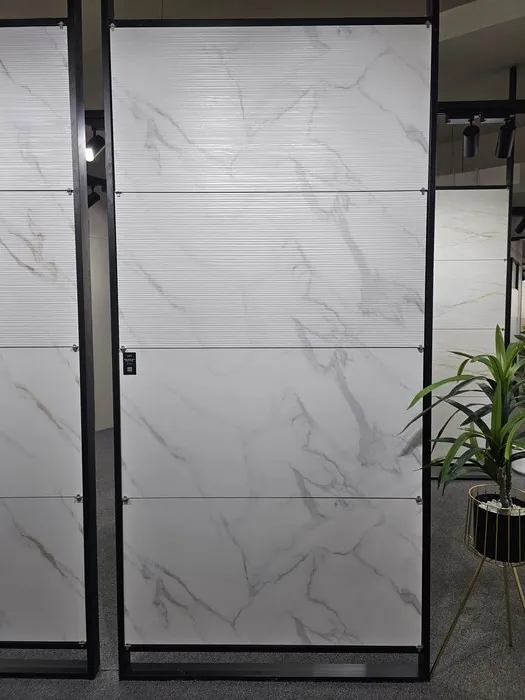 LINIAR_STATUARIO IRISH_GREY DECORE In a room