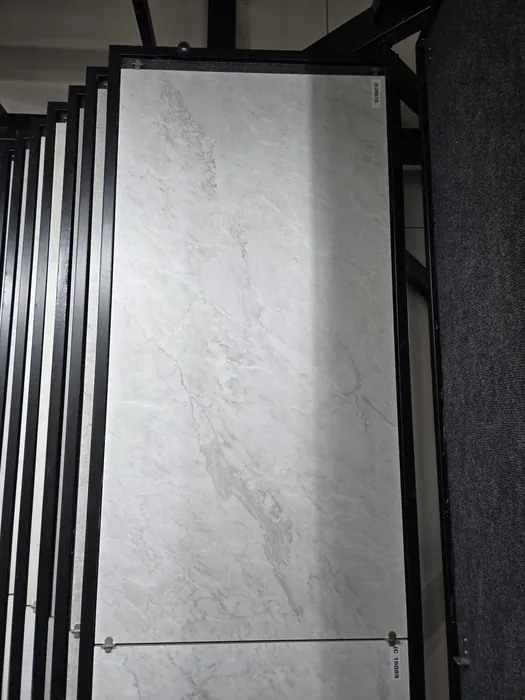 EMR_CARRARA PEARL In a room