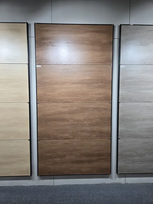EMR_DIOR WOOD CHOCO In a room
