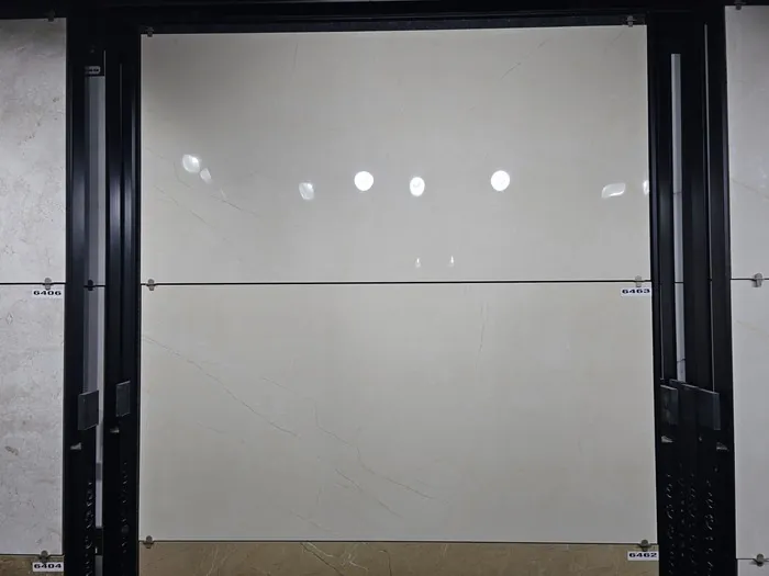 6463 In a room