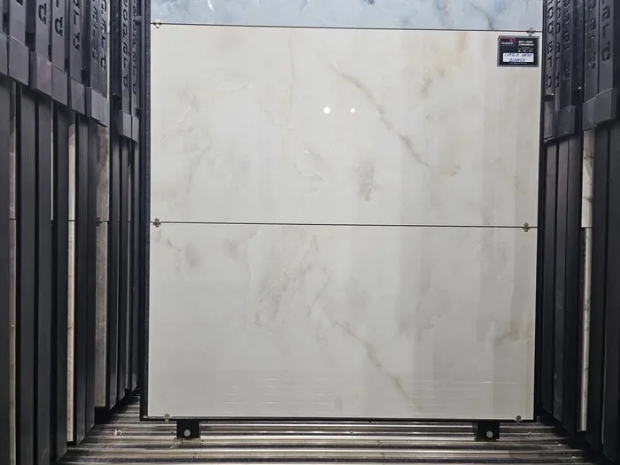 CLASSO ONYX BIANCO In a room