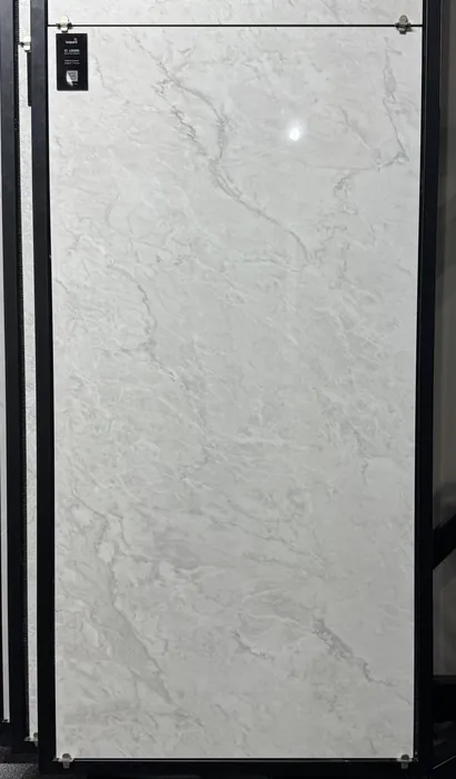 IC-16089 (CARRARA PEARL) In a room