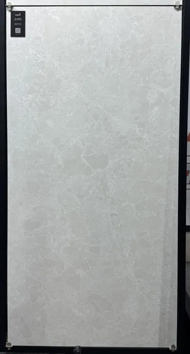 IC-16094 (EMPRADER BIANCO) In a room