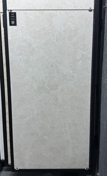 IC-16095 (EMPAREDAR CREMA) In a room