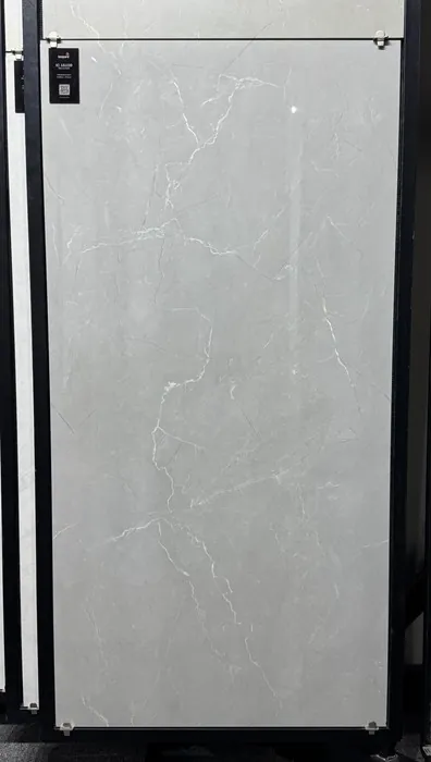 IC-16109 (NARVEL ASH) In a room