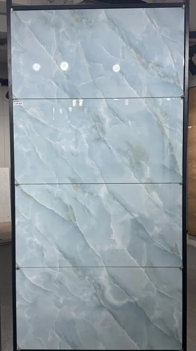 IC_LYRIS AQUA In a room
