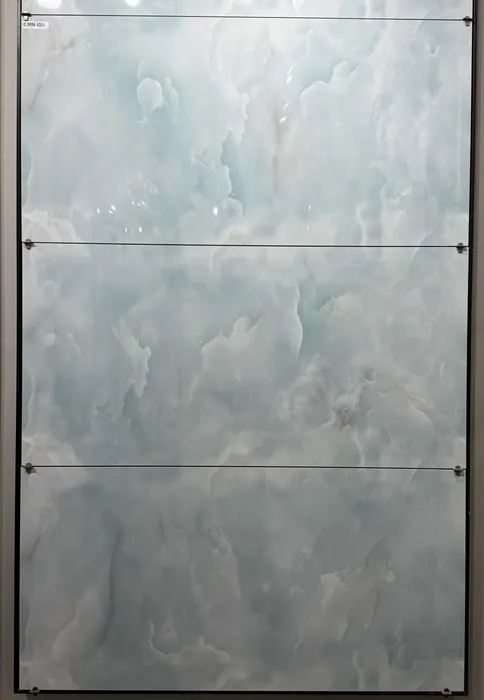 IC_ORRA-AQUA In a room