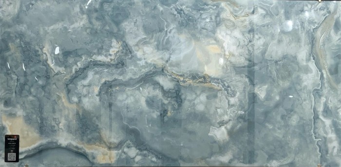 AZUL ONYX In a room