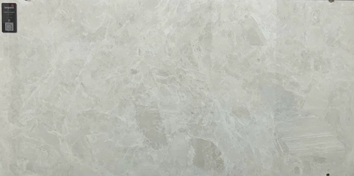 FIORITO BIANCO In a room