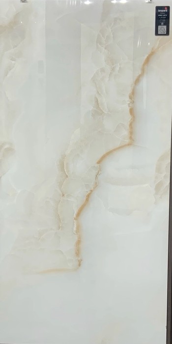 HONEY ONYX In a room