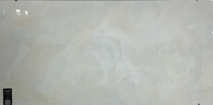 IMPIRIAL ONYX BIANCO In a room