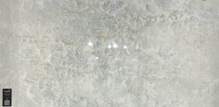 IMPIRO WHITE In a room
