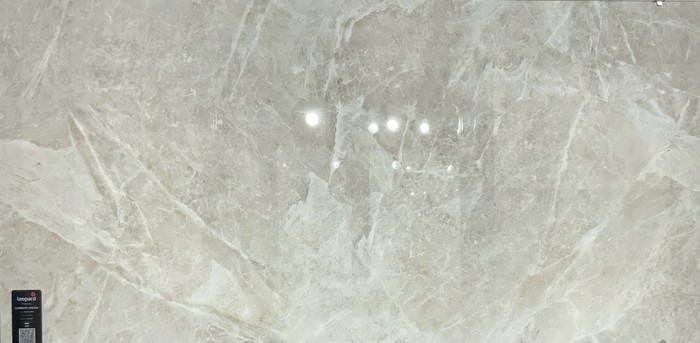 LEMBERT CREMA In a room