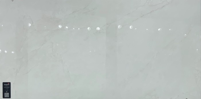 LUXOR BIANCO In a room