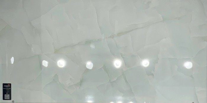 OYSTER ONYX MINT In a room