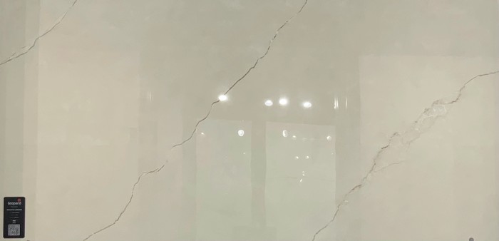 REGATO CREMA In a room