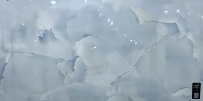 SKY ONYX BLUE In a room