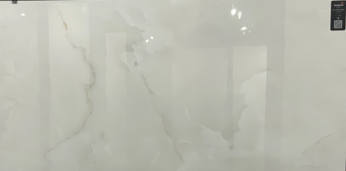 SKY ONYX WHITE In a room