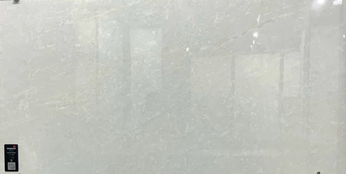 TECTIS WHITE In a room
